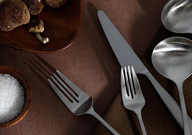 Το μέταλλο που χρησιμοποιείται σε flatware εξελίσσεται σε σκεύη με δύο διαφορετικές διαδικασίες