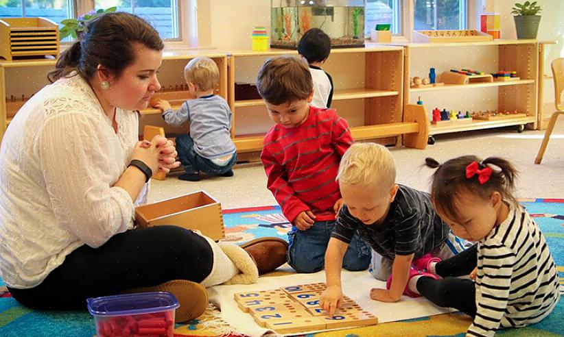 Το σύστημα Montessori διδάσκει συνήθως ένα παιδί να διαβάζει από την ηλικία των τεσσάρων ετών