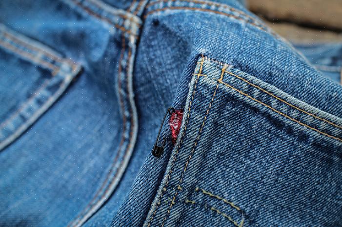 Κάθε ζεύγος Levi's έρχεται με μια κόκκινη καρτέλα όπου είναι εγγεγραμμένο το εμπορικό σήμα