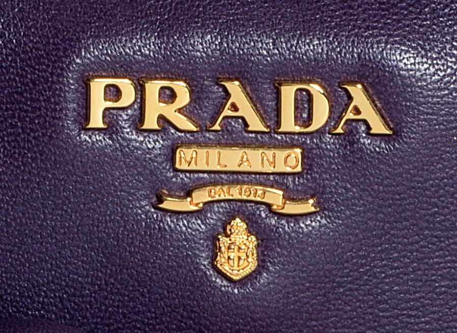 Όλα τα πορτοφόλια Prada συσκευάζονται χρησιμοποιώντας μια λευκή σακούλα σκόνης με μαύρο λογότυπο Prada