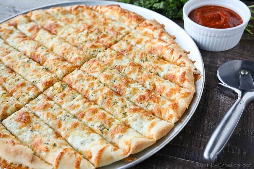 Το Cheesy bread sticks είναι ένα από αυτά τα τρόφιμα που είναι υπέροχο να έχετε κατά τη διάρκεια σνακ