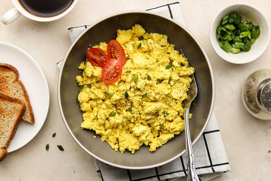 Τοποθετήστε ένα άλλο πιάτο πάνω από το tofu