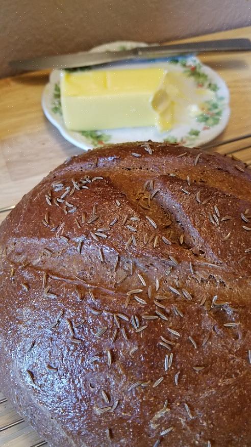 Το χρώμα του pumpernickel κυμαίνεται συνήθως από σκούρο καφέ έως