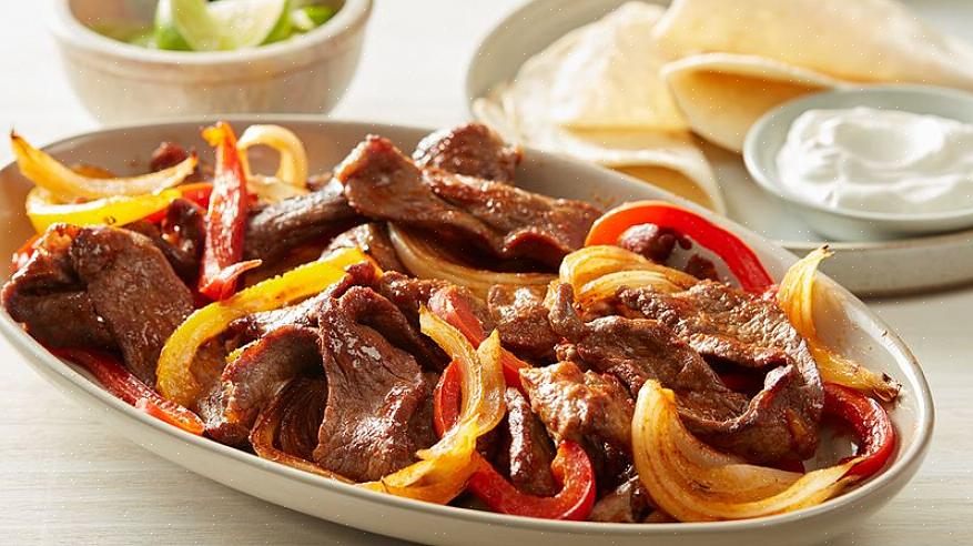 Το κλειδί για τα καλά fajitas μπριζόλας είναι να βεβαιωθείτε ότι όλα είναι ζεστά όταν σερβίρονται