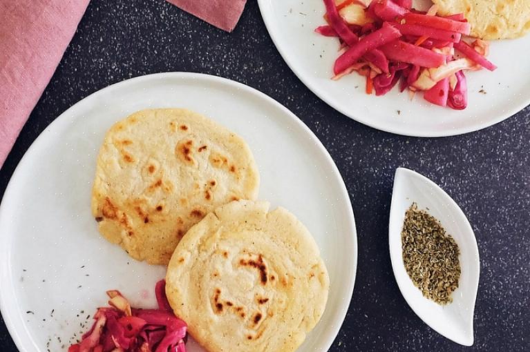 Τα Pupusas σερβίρονται παραδοσιακά με ντομάτα σάλσα