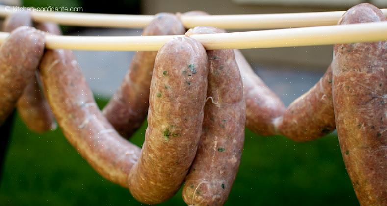 Το Bratwurst είναι ένας τύπος γερμανικού λουκάνικου που παρασκευάζεται παραδοσιακά με χοιρινό