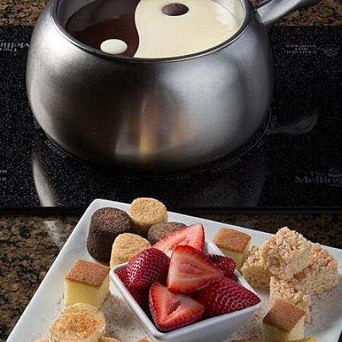 Η σοκολάτα Fondue ή το fondue σοκολάτας έχει σίγουρα επιστρέψει στη λίστα με τα δημοφιλή τρόφιμα για πάρτι