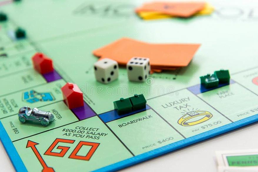 Το να παίζετε Monopoly μαζί είναι ένας διασκεδαστικός τρόπος για να περάσετε μια συναρπαστική βραδιά με τους