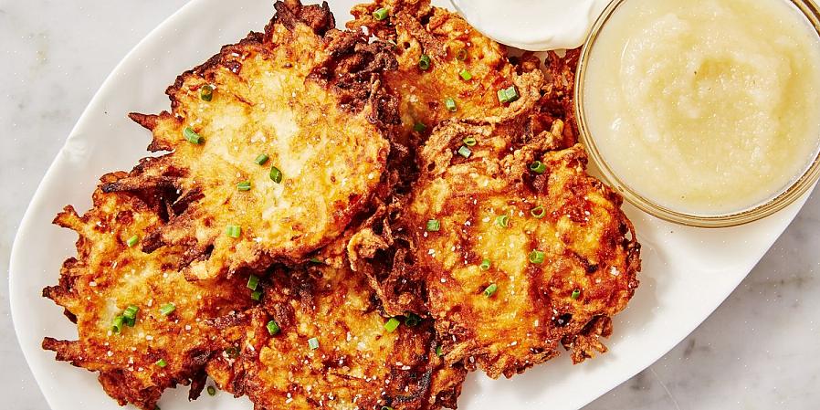 Τα Latkes γίνονται όταν οι άκρες είναι ελαφρώς τραγανές