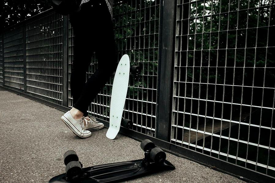 Πρέπει να καθαρίσετε τα ρουλεμάν του skateboard για να κάνετε τους τροχούς του skateboard να λειτουργούν