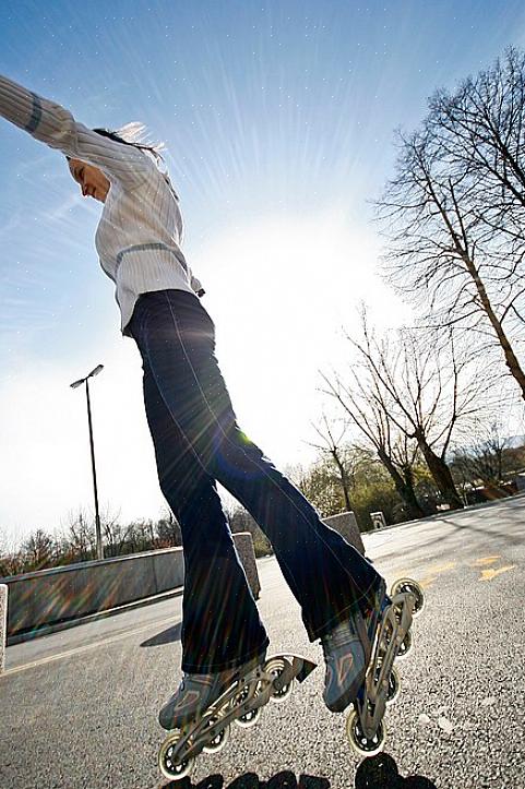 Το rollerblading μια ράμπα vert είναι πραγματικά ένα επίτευγμα