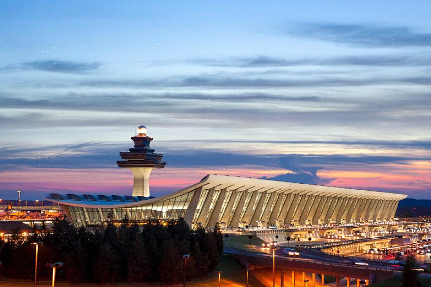 Η είσοδος στο Concourse C βρίσκεται στο κέντρο του κεντρικού τερματικού σταθμού του BWI