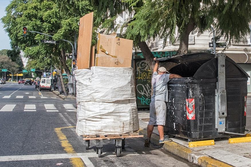 Το Dumpster diving είναι μια λαμπερή λέξη για καταδύσεις σε σκουπίδια ή κάμπινγκ που αναζητούν "κρυμμένους