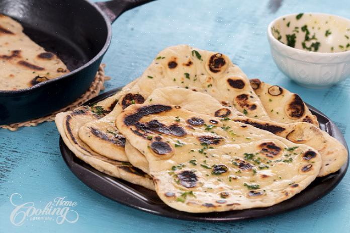 Τυλίξτε το τελικό ψωμί Naan σε αλουμινόχαρτο για να το διατηρήσετε ζεστό