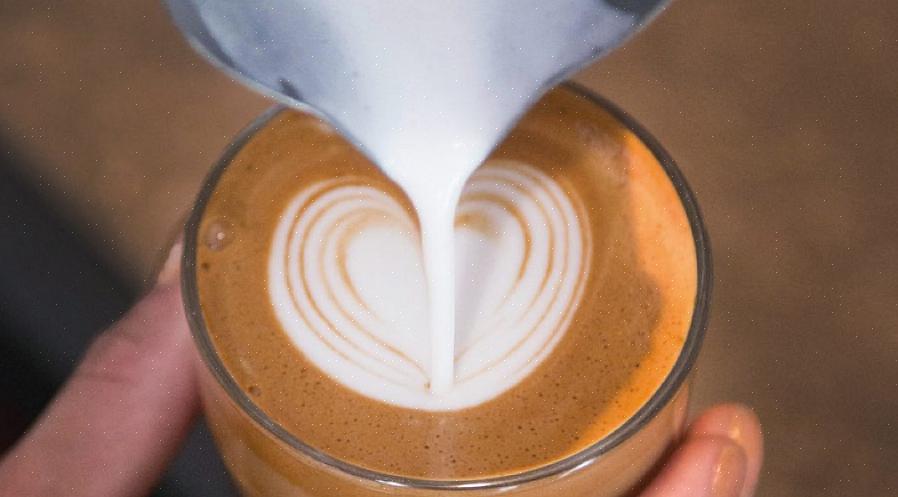 Η καρδιά αφρού γάλακτος latte είναι ένας τύπος latte art