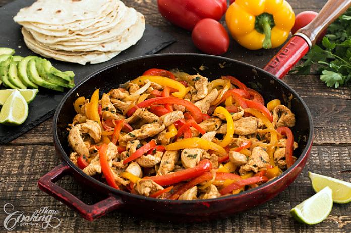 Το κοτόπουλο fajitas είναι ένα νόστιμο μεξικάνικο φαβορί που αποτελείται από ψητά λαχανικά