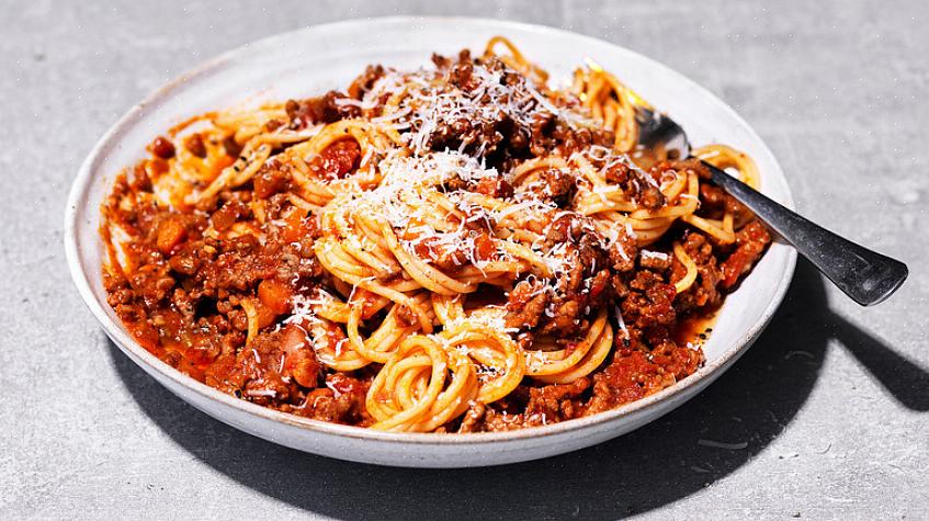 Το Spaghetti Bolognese είναι μια πλούσια σάλτσα κρέατος ιδανική για σερβίρισμα σε ζυμαρικά