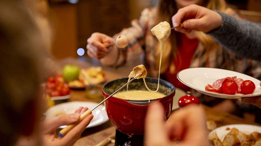 Οι γλάστρες fondue που χρησιμοποιούνται για την παρασκευή fondues τυριού είναι κατασκευασμένες από κεραμικά