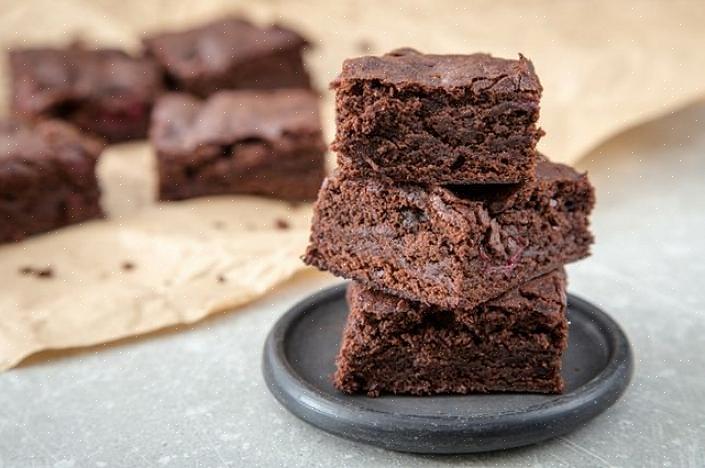 Η σοκολάτα brownies κάνει μια νόστιμη απόλαυση μετά το σχολείο για τα παιδιά