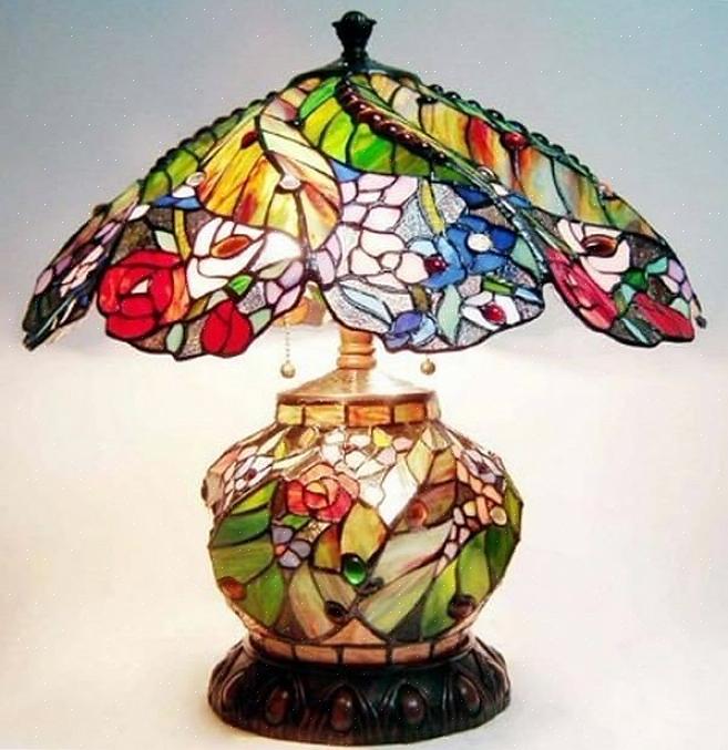 Οι λαμπτήρες Tiffany διαδόθηκαν από τον Louis Comfort Tiffany στις αρχές του 20ού αιώνα