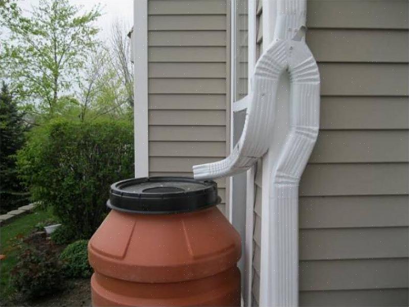 Το downspout πρέπει τώρα να εκτείνεται σε περίπου 5 έως 6 μέτρα από το σπίτι