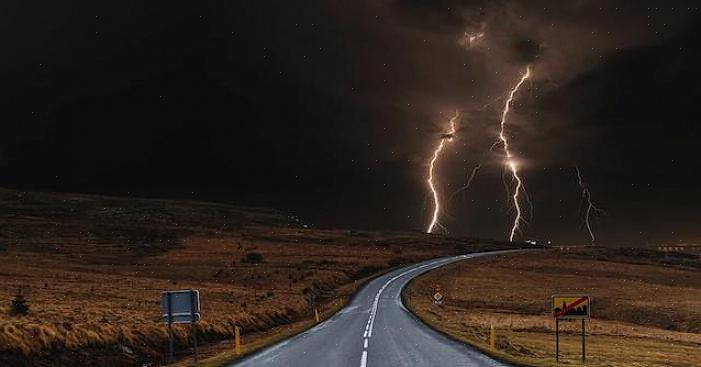 Ότι οι περισσότεροι άνθρωποι που υποφέρουν από κεραυνούς είναι άνδρες που βρίσκονται έξω όταν πλησιάζει μια