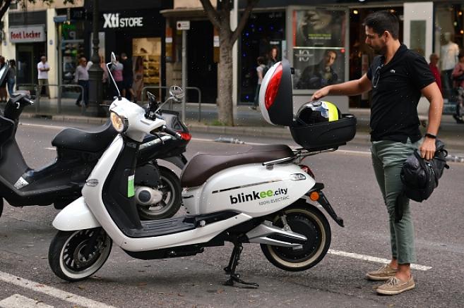 Πάντα επικοινωνήστε με το τοπικό γραφείο DMV για να μάθετε όλες τις προϋποθέσεις για την αίτηση για άδεια