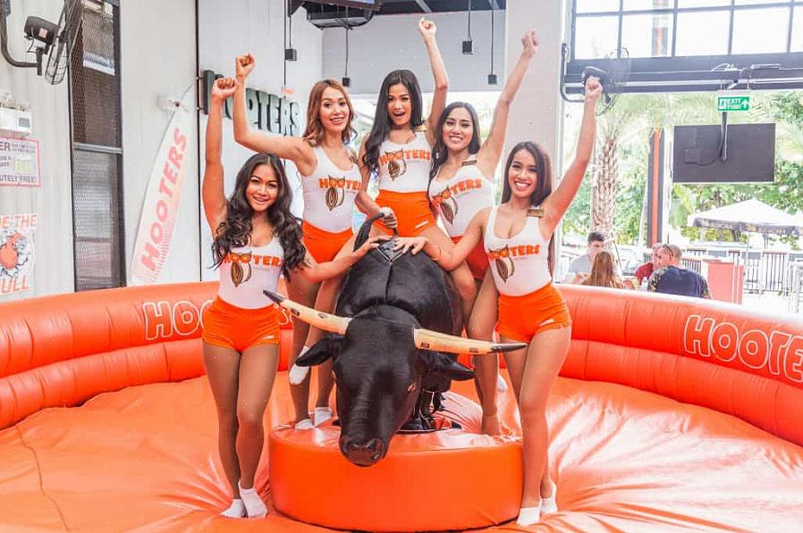 Όταν μια γυναίκα γίνεται Hooters Girl